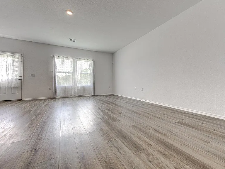 2704 Shimsham Dr — Photo 2
