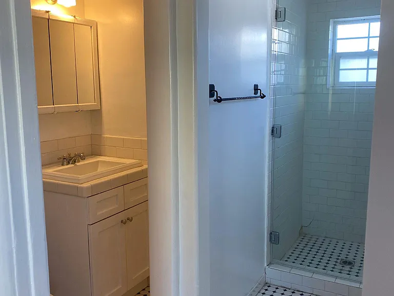 1453 1/2 N Mansfield Ave — Photo 10