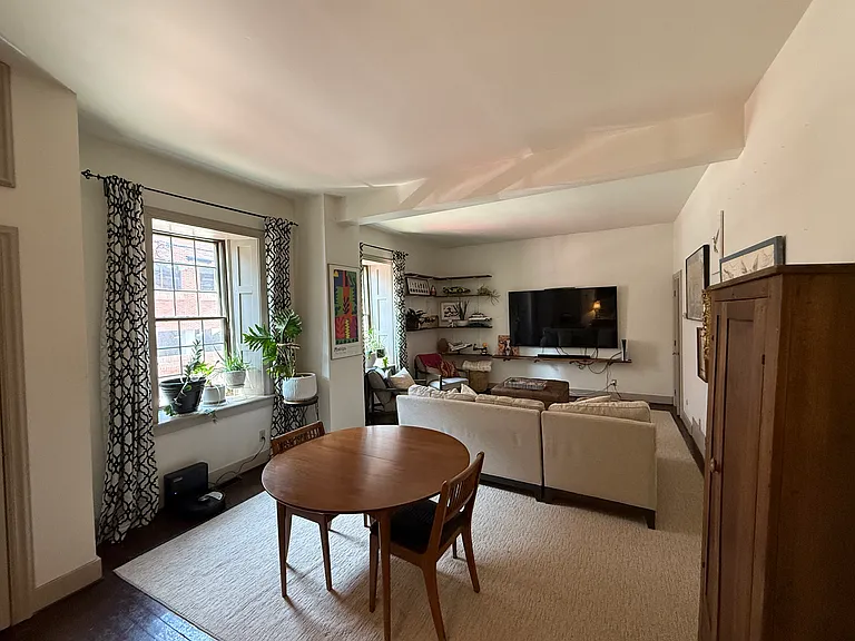 590 S Pearl St — Photo 2