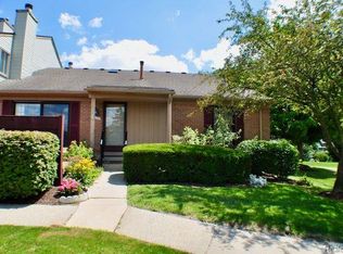 38843 Country Cir #80, Farmington, MI 48331