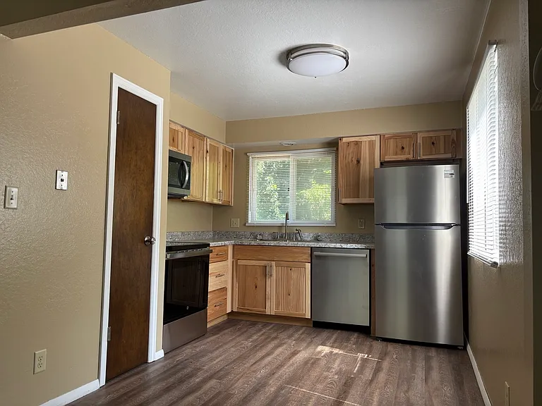 2950 Wildwood Dr #4 — Photo 2