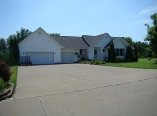 2736 Oak Dr, Muscatine, IA 52761