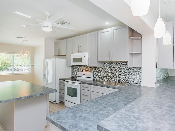 4th image of 842 NE 121st St