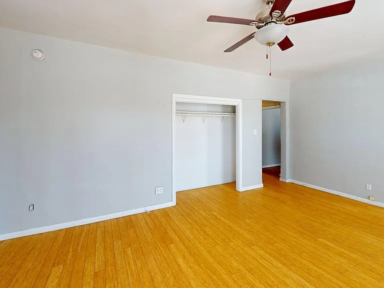 Chateau Nob Hill Apartments — Photo 16