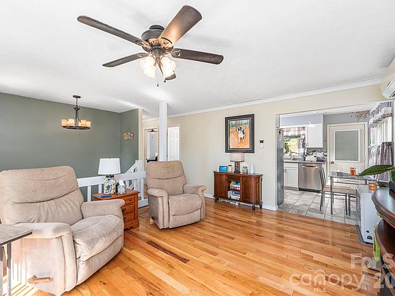 5th image of 29 Arrowhead St