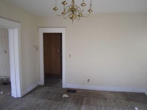 4th image of 544 Stewart Pl