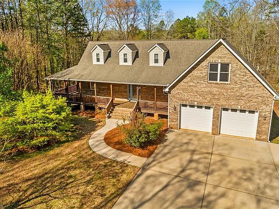 2nd image of 260 River Country Rd