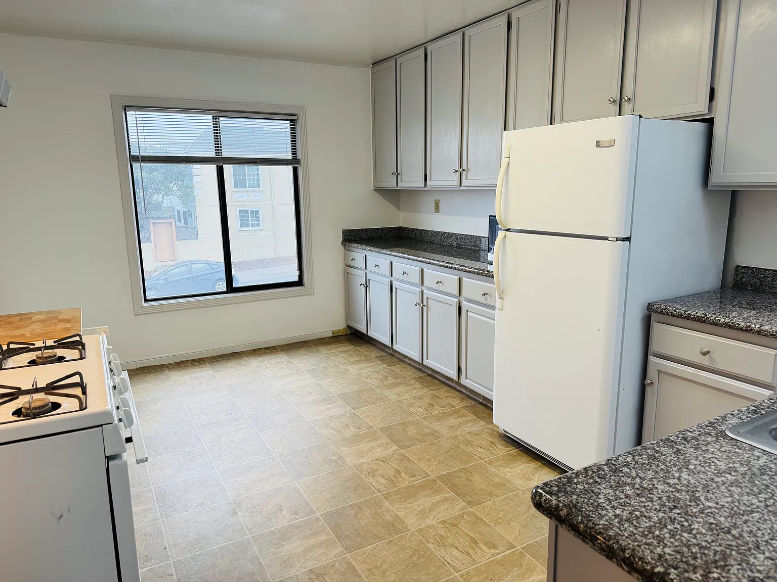 3 bed, 1070 sqft, $4,500 — Photo 4