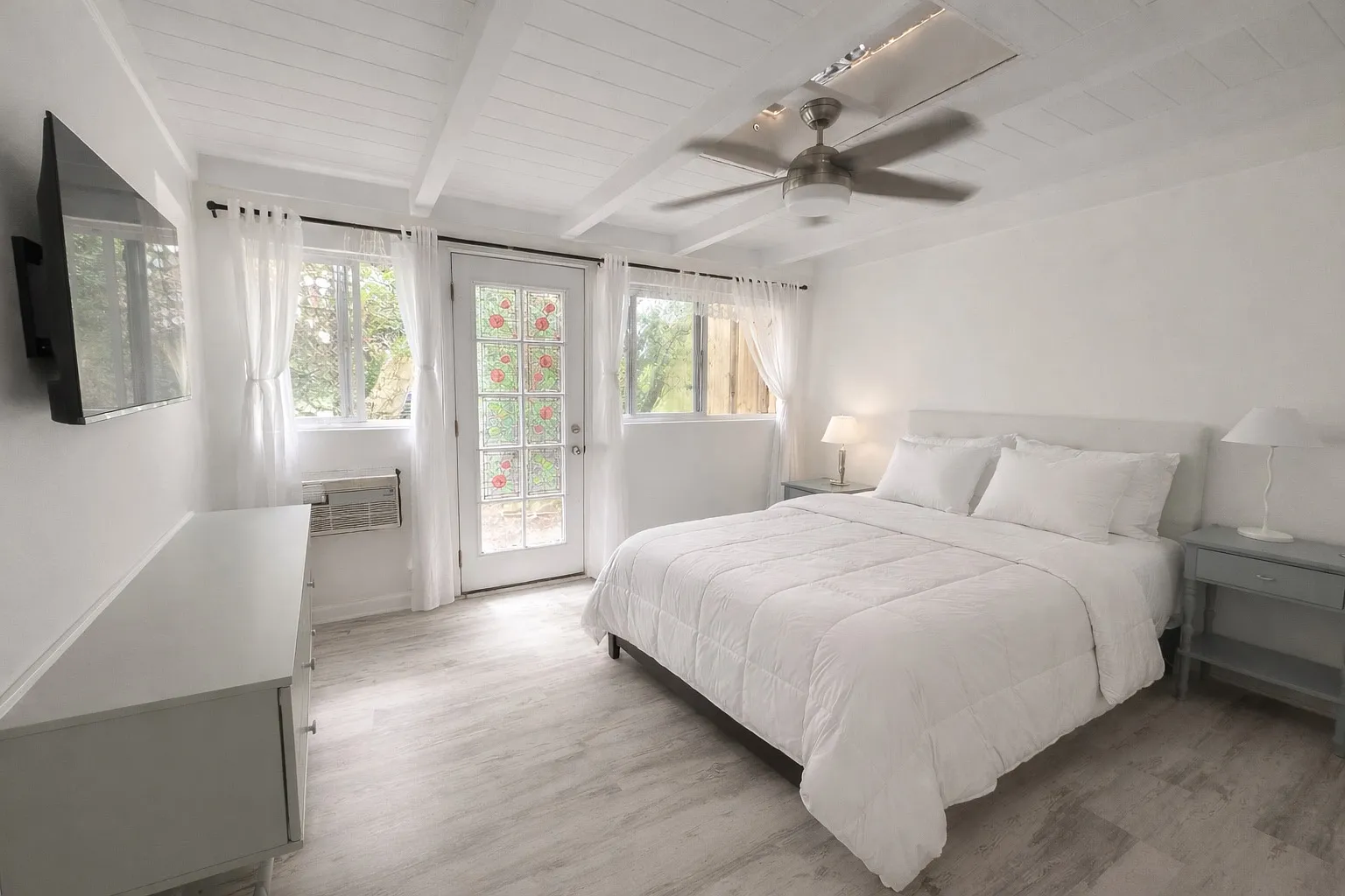 3 bed, 1342 sqft, $3,850 — Photo 3