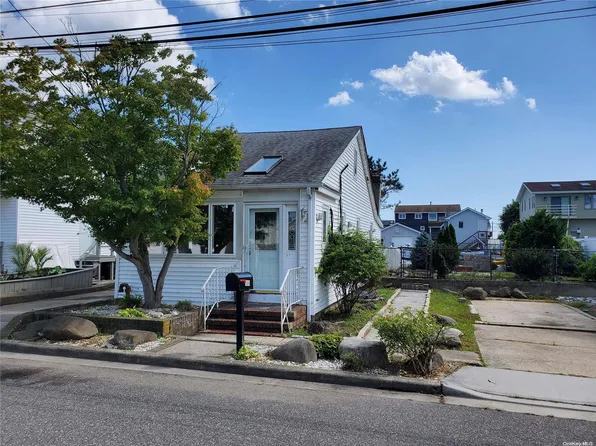 3668 Naomi Street, Seaford, NY 11783