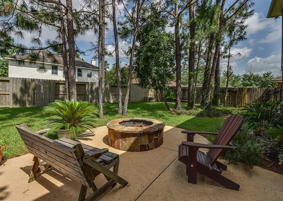 Get ready to get your S'mores on! This awesome family home is is tucked in a quiet cul de sac in a great master planned community.