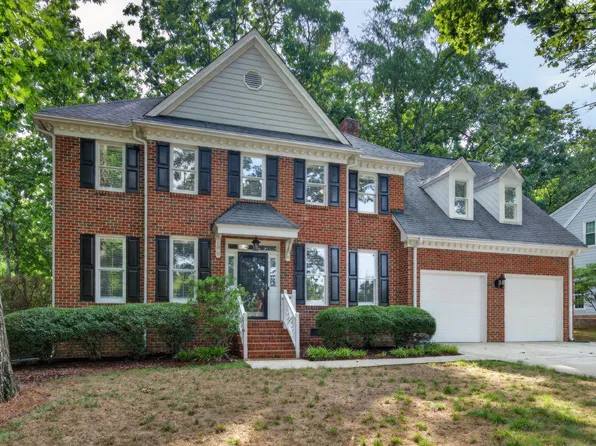 202 Stoneleigh Dr, Cary, NC 27511