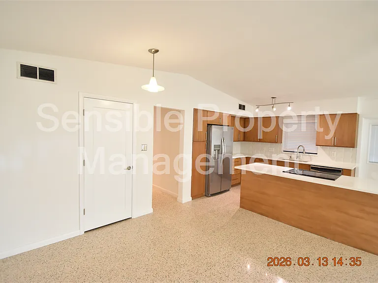 528 Suwanee Cir — Photo 8