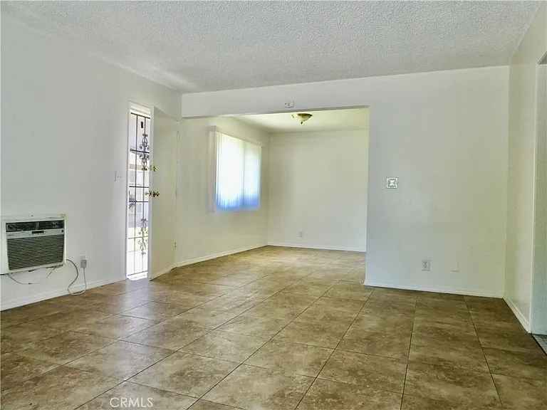 966 W Pine St — Photo 8