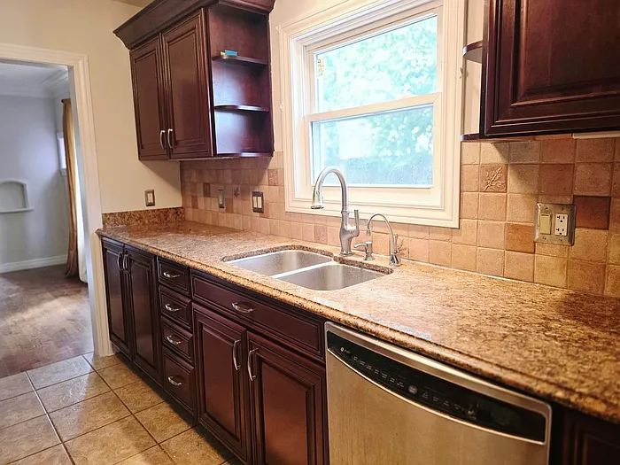 1037 Birchwood Ave — Photo 7