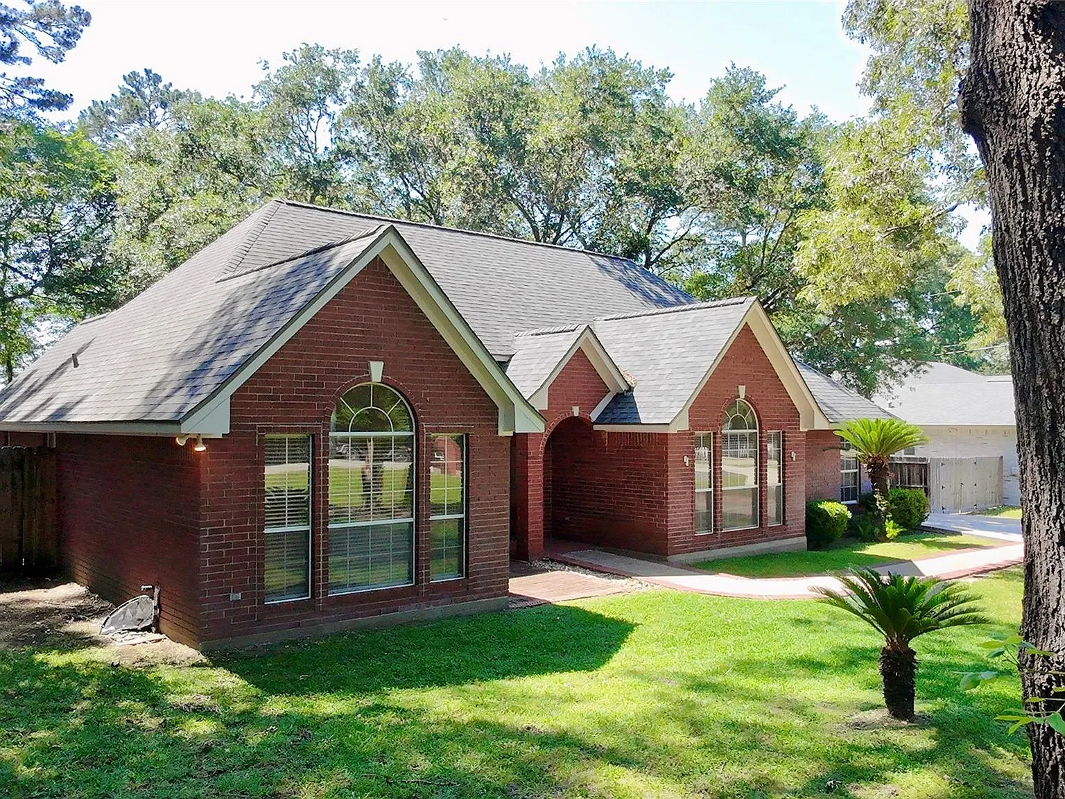 3 bed, 2.0 bath, 1876 sqft, $2,500 — Photo 2