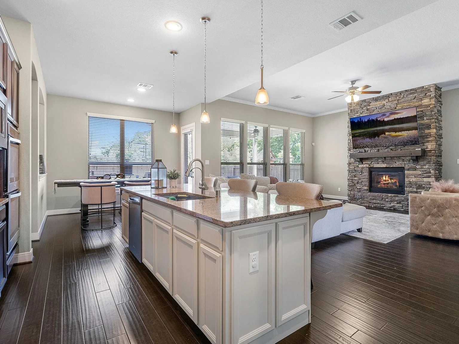 4 bed, 3.5 bath, 4017 sqft, $5,000 — Photo 2