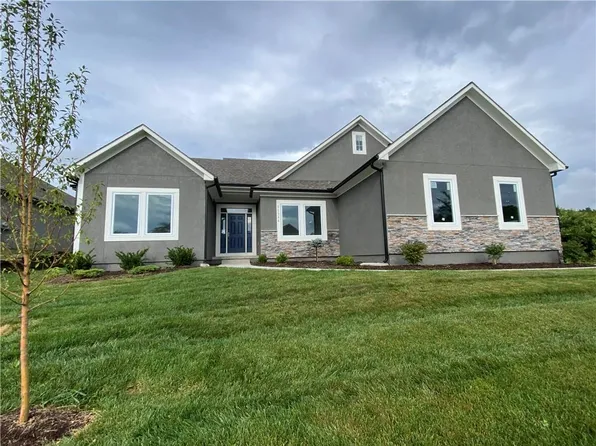 11346 S Redbud Ln, Olathe, KS 66061