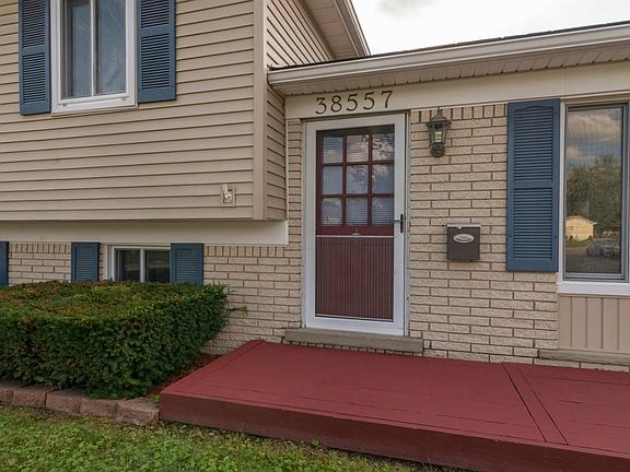 2nd image of 38557 Lawrence Ct