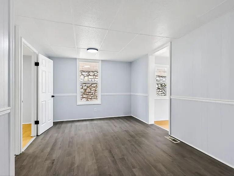 221 N Crysler Ave — Photo 8