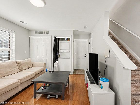 4th image of 282 E Palmer St