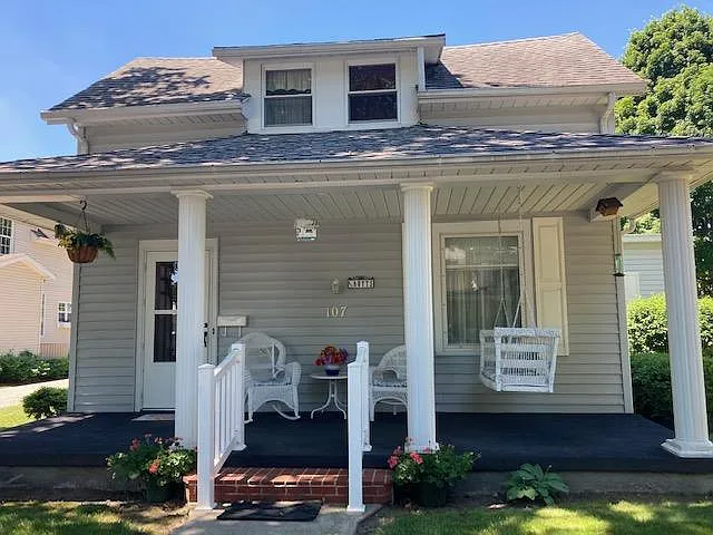 107 N Maple St photo 1