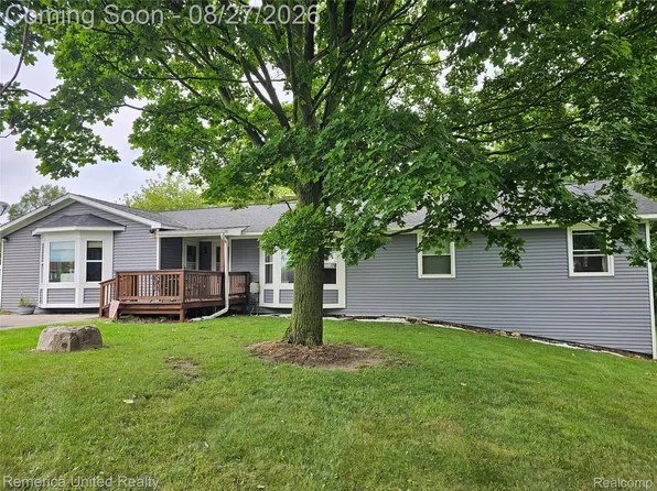 252 Pinewood Dr, Fowlerville, MI 48836
