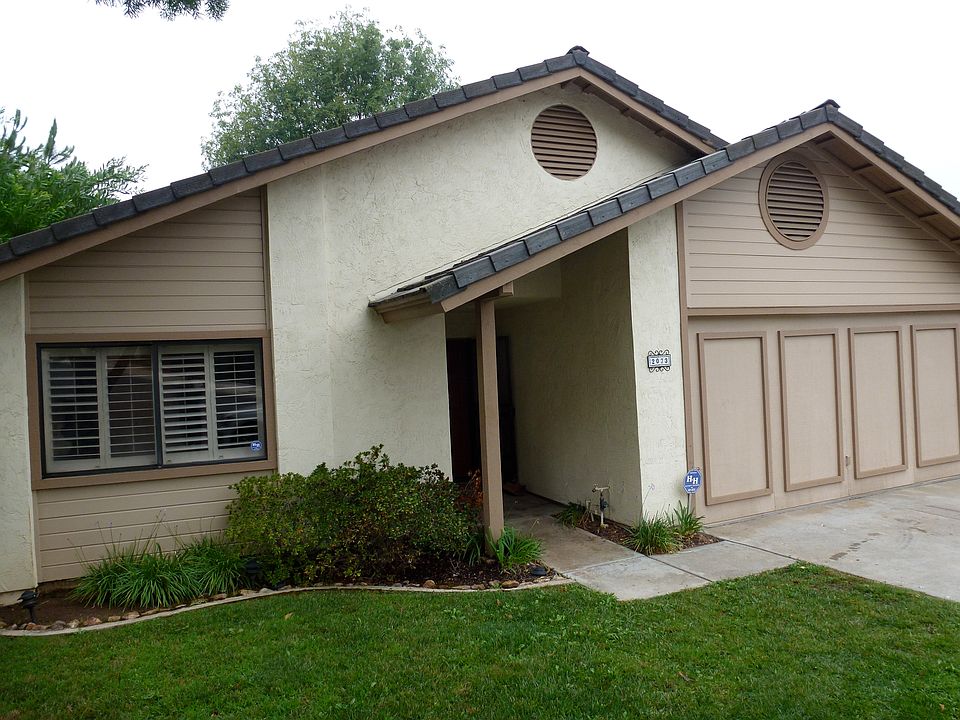 House Front w/ 2 car garage