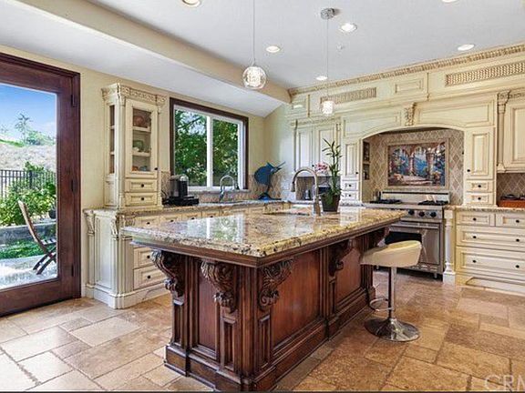 Large gourmet Kitchen Viking Range