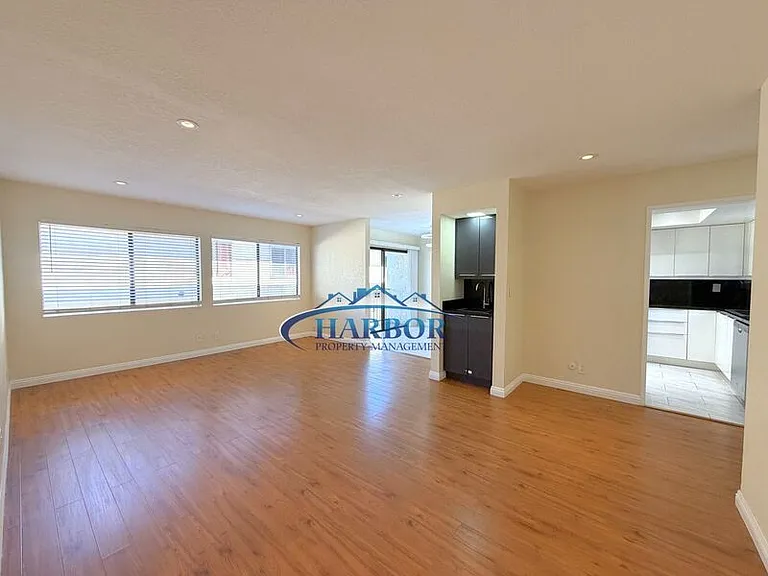 1166 W 22nd St #2 — Photo 4