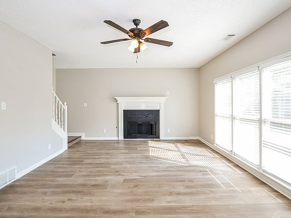 4th image of 2033 Oak Springs Dr
