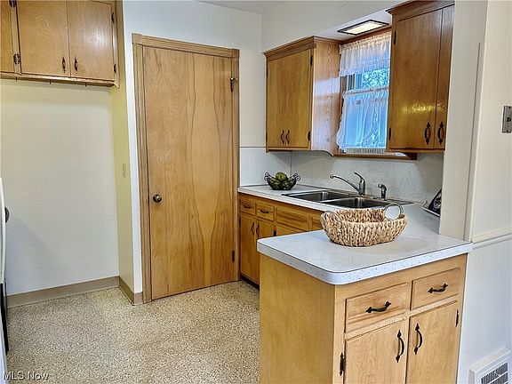 2nd image of 6950 Parma Park Blvd