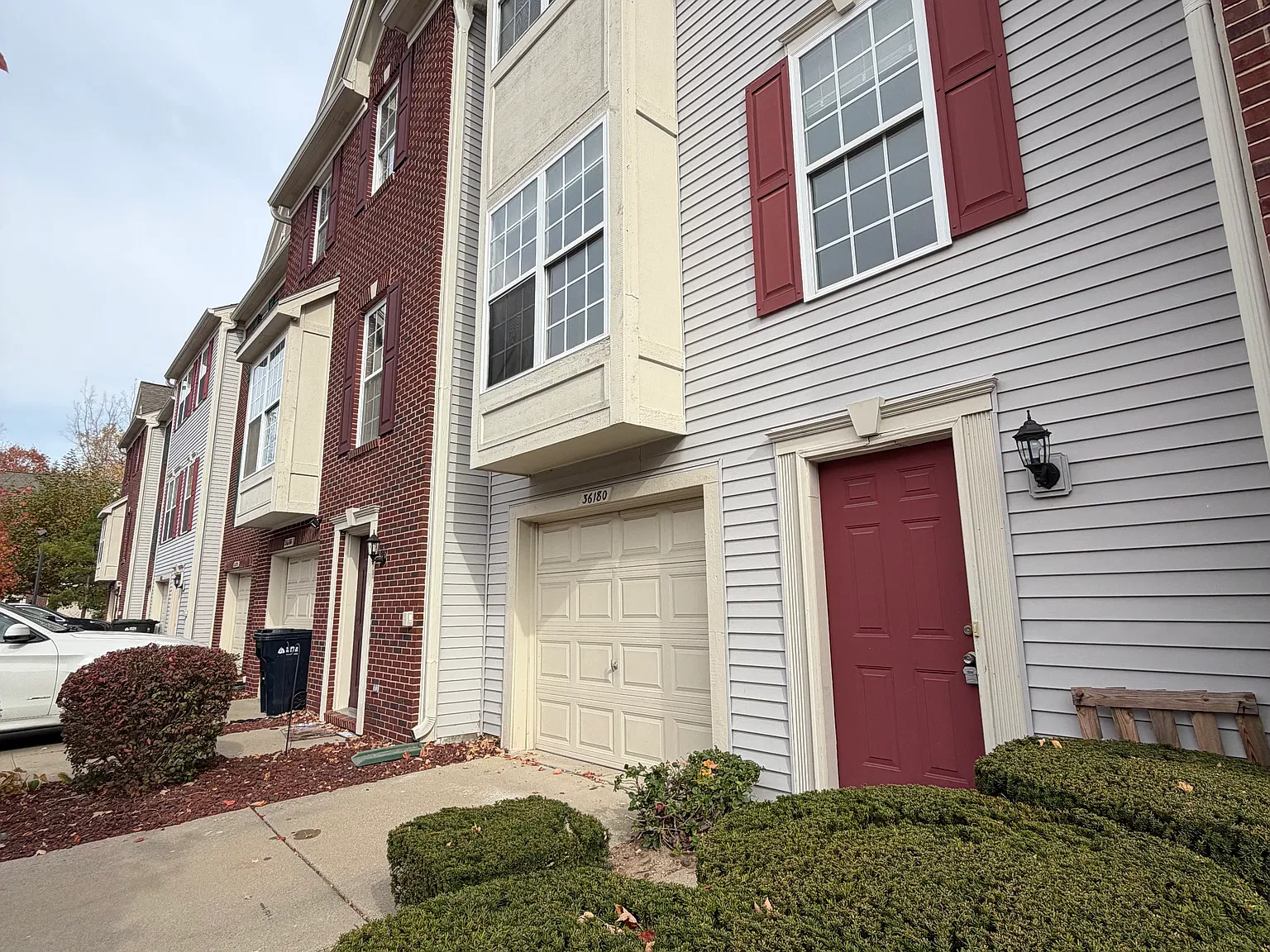 3 bed, 2.5 bath, 1723 sqft, $2,250 — Photo 2