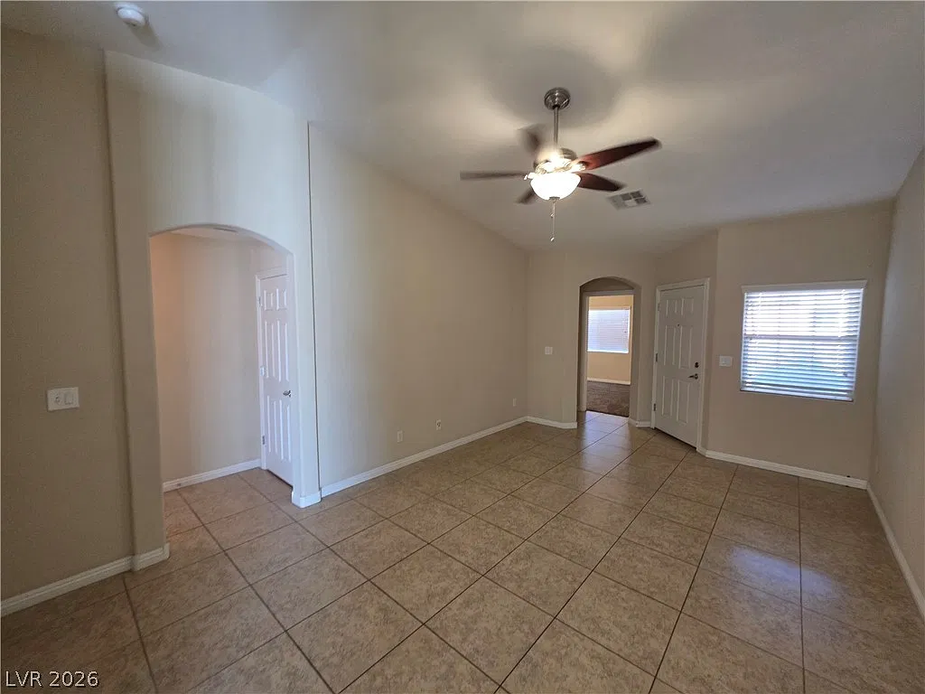 3 bed, 2.0 bath, 1235 sqft, $1,924 — Photo 3