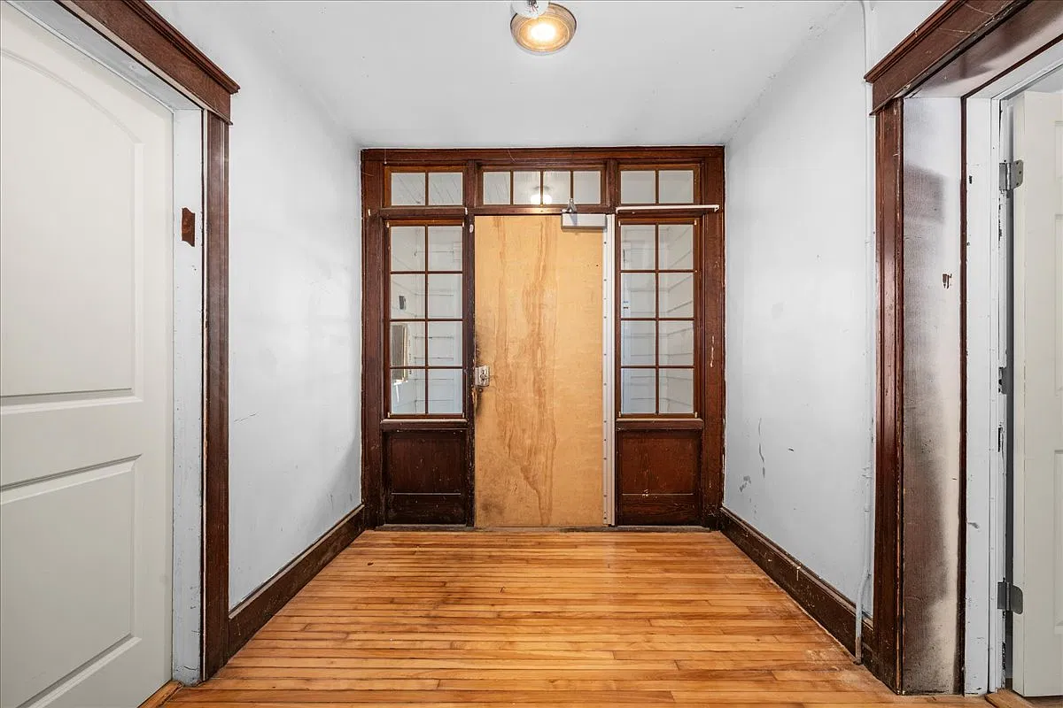 3 bed, 1050 sqft, $2,350 — Photo 3