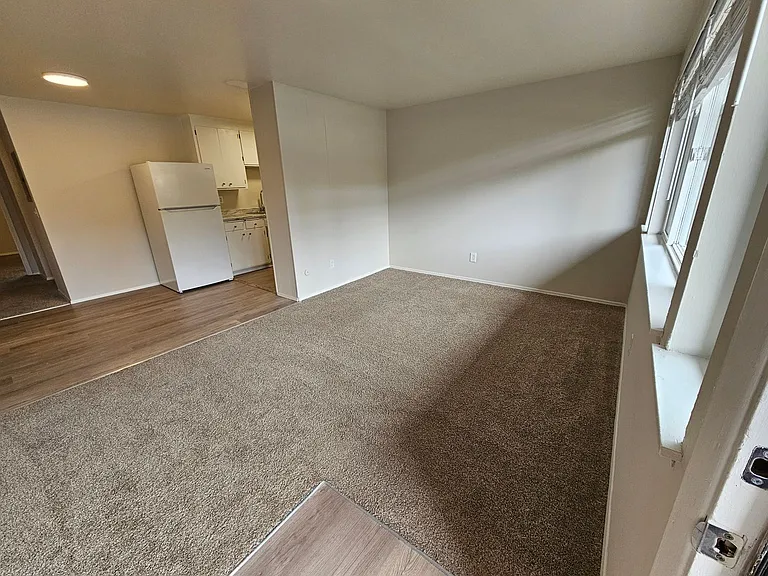 Julee Apartments — Photo 5