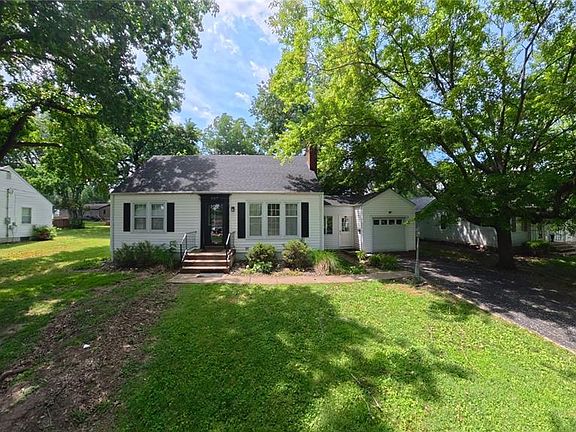 2nd image of 207 Marilyn Dr