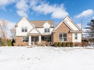 5222 Sandlewood Dr, Commerce Township, MI 48382