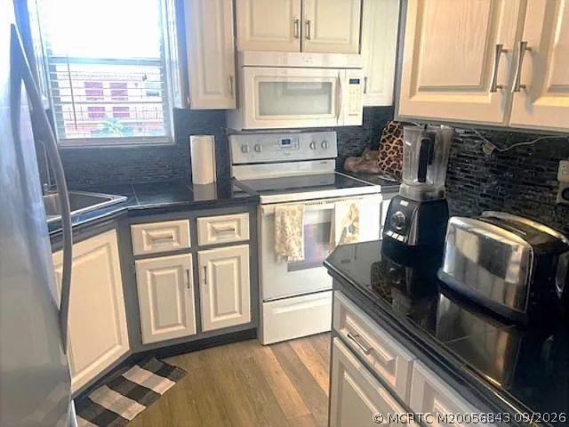 2 bed, 2.0 bath, 894 sqft, $1,800 — Photo 3