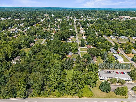 3rd image of 450 Greenwood Dr