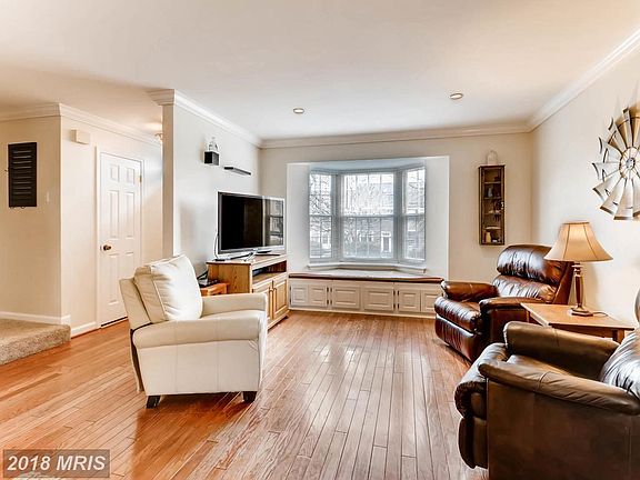 Relax and Unwind..  Nice view with Big Bay Window