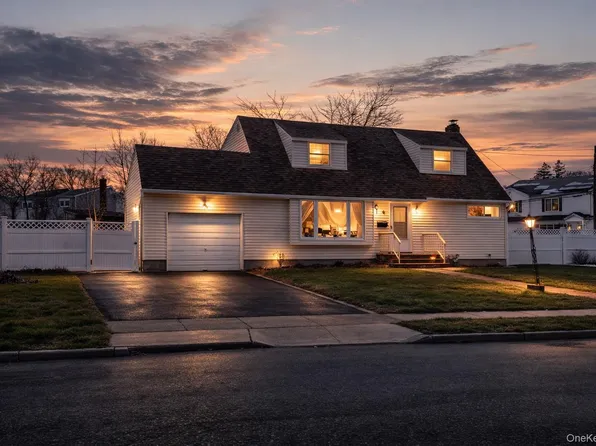 6 Maple Lane, Massapequa Park, NY 11762