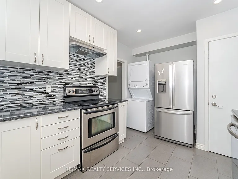 61 Avondale Blvd — Photo 11