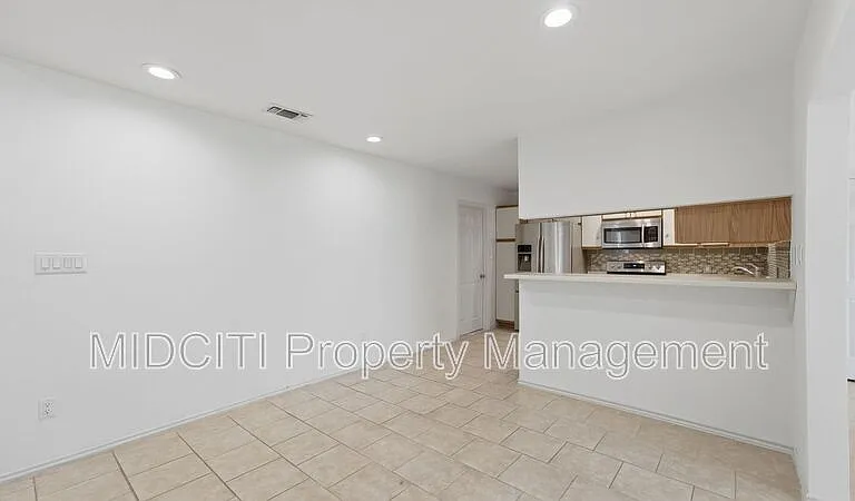 1233 Hollyhock Ln — Photo 7