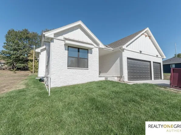 5026 Gold Cir, Omaha, NE 68106