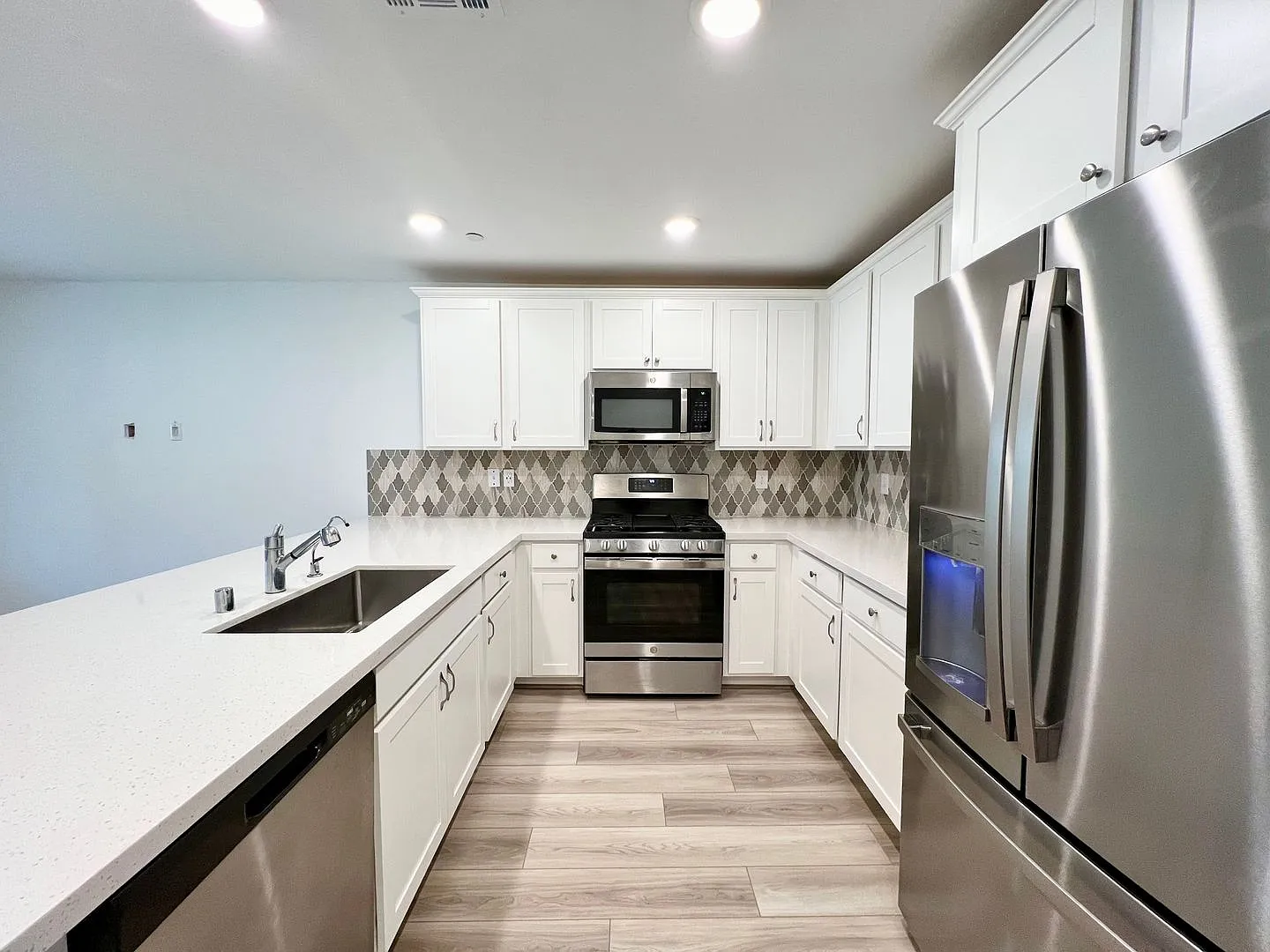 Newer Build 3bd/2.5ba Townhouse In Northwest — Photo 4
