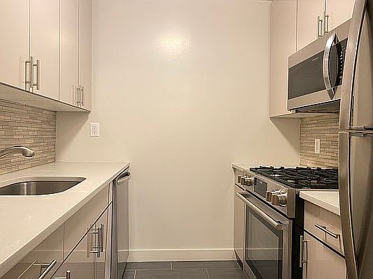 3rd image of 48 W 68th St APT 6E
