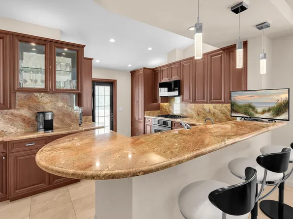 229 Desert Falls Dr E, Palm Desert, CA 92211