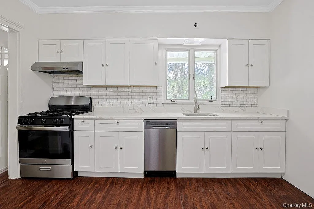 2 bed, 1.0 bath, 1100 sqft, $4,500 — Photo 3