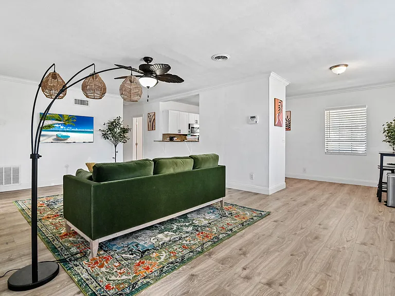 1032 W Jennings St — Photo 6